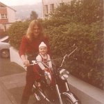 05  1972 - 1974 - Meine Patenkind Marina fühlte sich offensichtlich schon mit einem Jahr auf Motorrädern wohl.